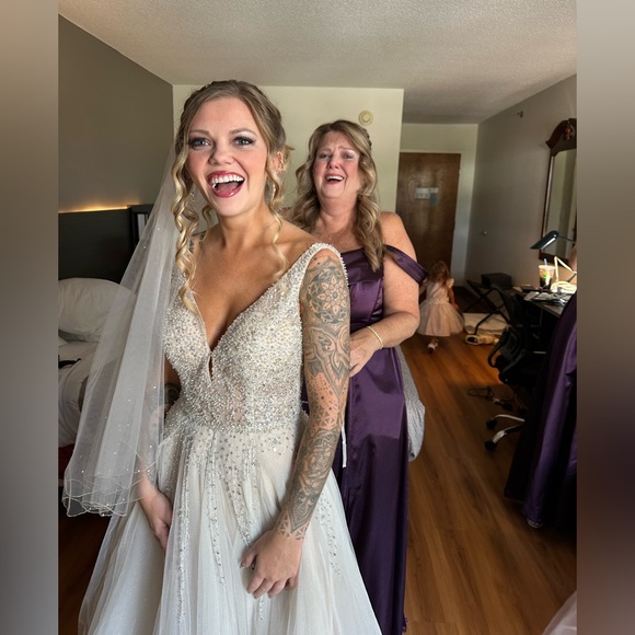 LIVE LISTING - Picture 2 of 5